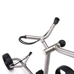 Ticad Voyage Elektrotrolley -Golfausrüstungsgeschäft 05 TiCad Voyage Taschenauflagen 1 Web 1280x1280