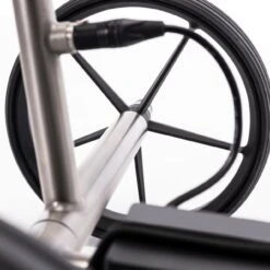 Ticad Voyage Elektrotrolley -Golfausrüstungsgeschäft 07 TiCad Voyage Akkustecker Web 1280x1280