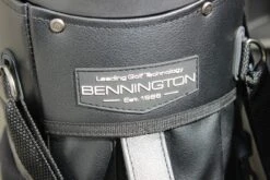 Bennington Limited WR14 Standbag -Golfausrüstungsgeschäft BE82168 Detail BEN LimitedStand Emblem 1280x1280